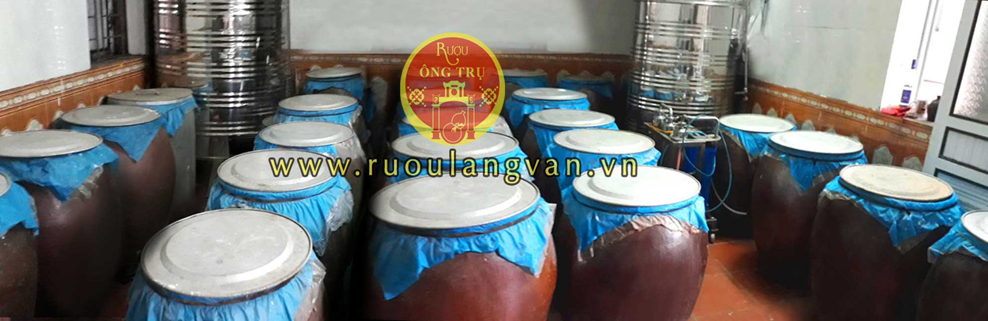 Rượu đựng trong chum sành cổ