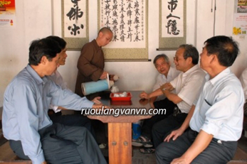 Nhà chùa đón khách