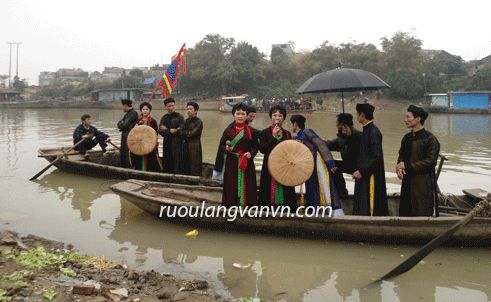 Quan họ Thổ Hà đón bạn trên sông Cầu