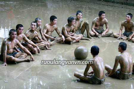 Người chơi là những thanh niên trai tráng. 