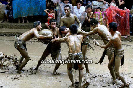 Cuộc tranh bóng rất cam go.